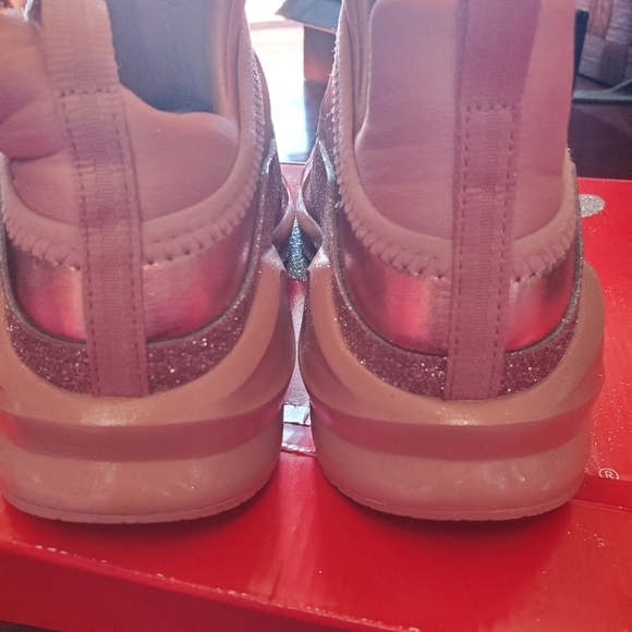 Home maid Pumas - Picture 2 of 4